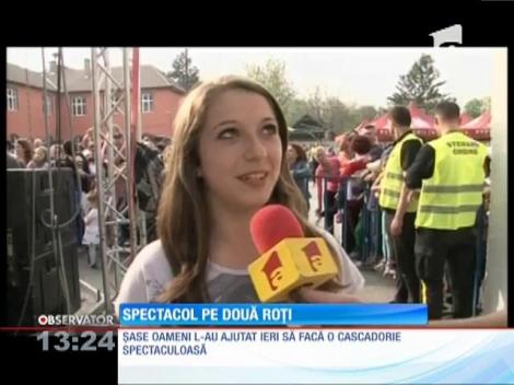 Un român încalcă legile fizicii cu bicicleta