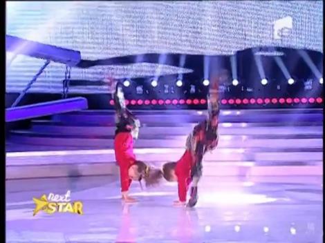 Răspund în COR şi dansează SINCRON! Lia şi Ana, cele mai talentate dansatoare