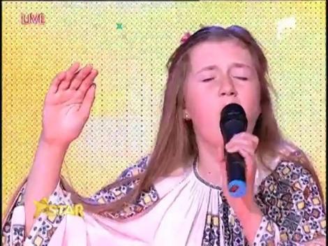 Păru-i lung, vocea-i de aur! Mara Vătavu, recital de populară în faţa unor nume grele: Maria Dragomiroiu şi Maria Cârneci