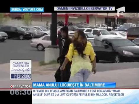 Un tânăr protestatar din SUA a fost luat de pe stradă de urechi, de mama sa