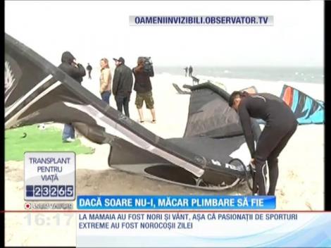 Vânt și nori la Mamaia, o zi perfectă doar pentru pasionații de kiting