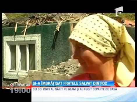 Frăţiorii care au fost la un pas să ardă de vii s-au îmbrăţişat din nou