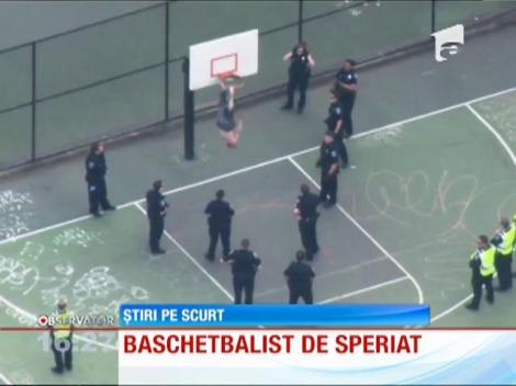 American blocat într-un coş de baschet