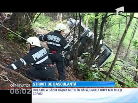 Muncitor stivit de basculantă