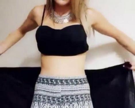 VIDEO GENIAL: Cum să transformi o banală eşarfă într-o bluză spectaculoasă!