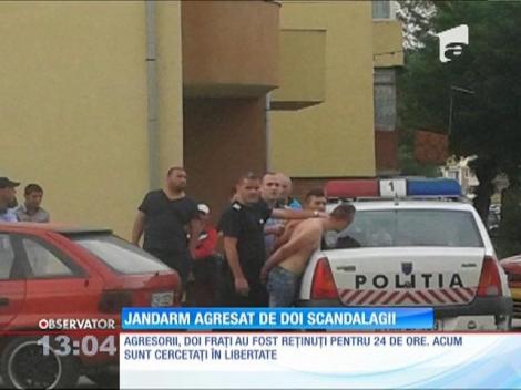 Jandarm agresat de doi scandalagii