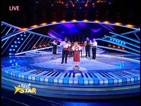 „Cine iubește și lasă...”! Lorena Ene le-a dat FIORI tuturor cu cântecul său! Spectacolul a fost UIMITOR!