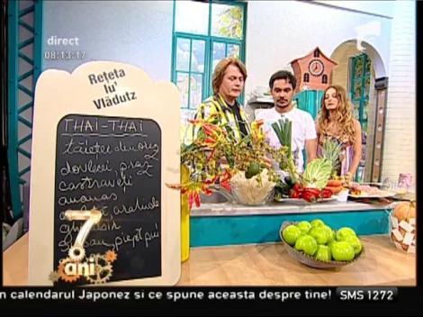 Răsfaţă-te chinezeşte! Thai thai, un preparat delicios cu pui şi legume! Îţi lingi degetele de plăcere