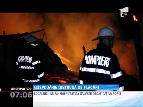 Gospodărie distrusă de un incendiu violent
