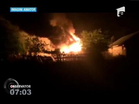 Gospodării distruse de un incendiu violent