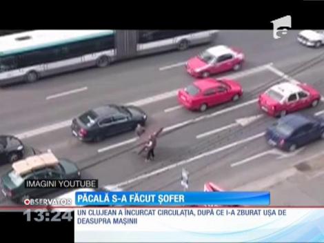 Păcala s-a făcut șofer. A blocat o intersecţie cu o ușă!