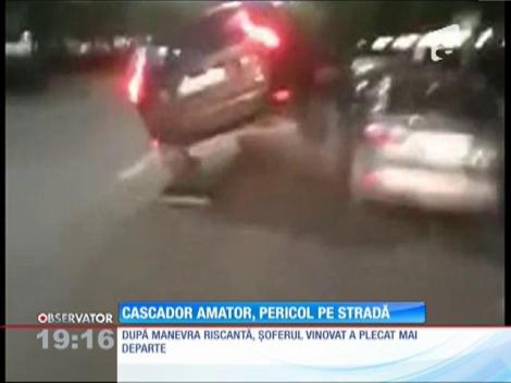 S-a urcat cu mașina de teren pe un autoturism parcat pe marginea şoselei!