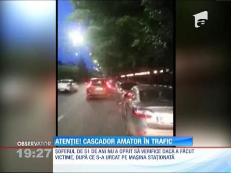 Şocant! Un bărbat cu o maşină de teren s-a urcat peste o maşină staţionată pe o stradă