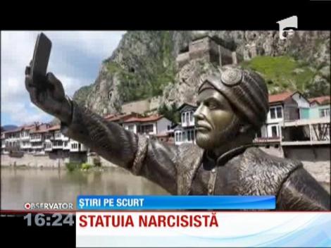O statuie ce întruchipează un faimos prinţ otoman în timp ce îşi face un selfie ridică multe sprâncene în Turcia
