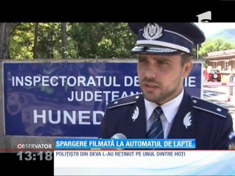 Spargere filmată la automatul de lapte