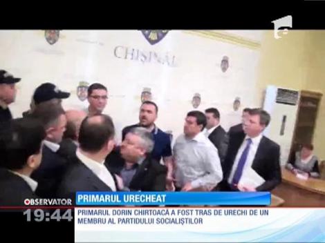 Primarul Chişinaului, Dorin Chirtoacă, a fost urecheat, la propriu