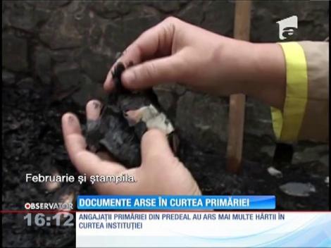Angajaţii Primăriei Predeal au ars documente în curtea instituţiei