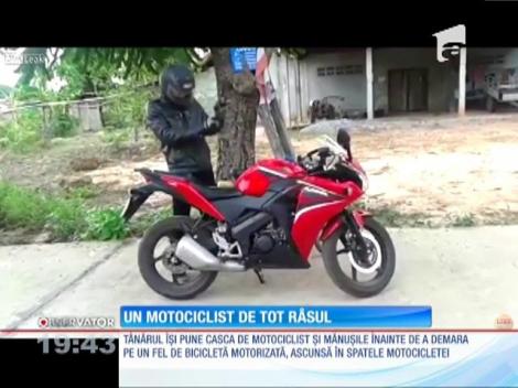 Un motociclist de tot râsul