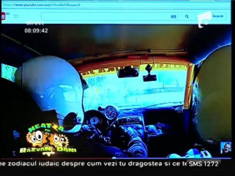 Smiley News: Cum să conduci o maşină fără volan!