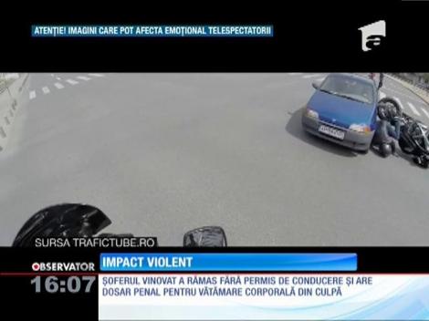 Imagini șocante! Un impact violent între o maşină şi o motocicletă