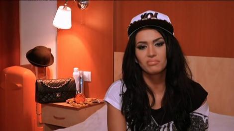 HA-HA-HA! Diva Margherita, cum n-ai mai văzut-o vreodată! A învățat să mulgă vaca