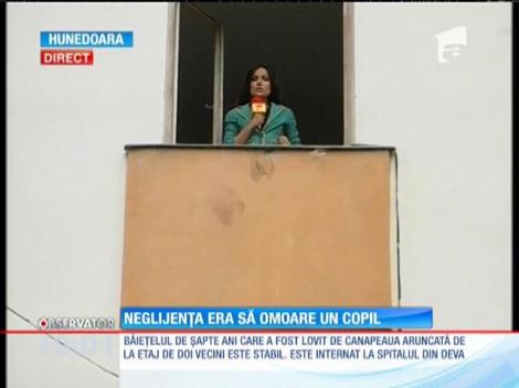 Update / Copil lovit în cap de o canapea