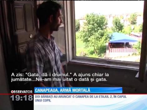 Doi bărbaţi au aruncat o canapea, de la etajul doi, în capul unui copil