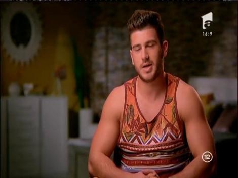 O nouă ispită masculină atrage toată atenţia fetelor! Atitudinea sa şi fizicul îl ajută să fie extrem de periculos