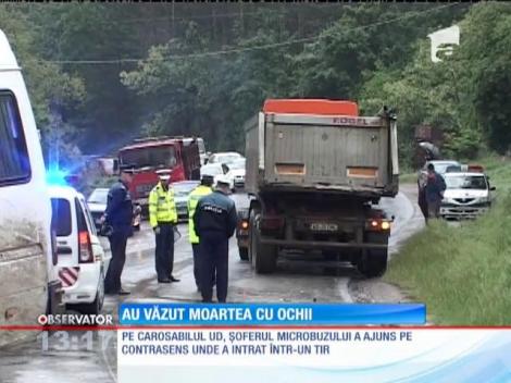 Un microbuz s-a ciocnit de un TIR, pe o şosea din Alba: 11 muncitori au fost răniţi