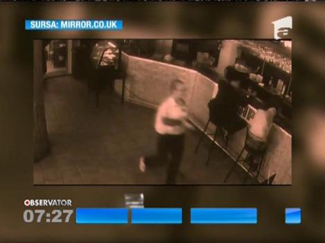 O chelneriță din Rusia a pus la pământ un client care îi facea avansuri