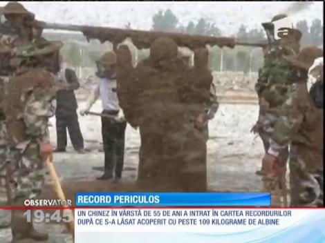 Record nebun: S-a lăsat acoperit cu 109 kilograme de albine