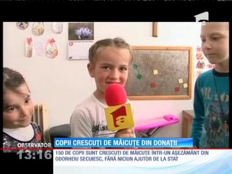 Copii crescuți de măicuțe din donații