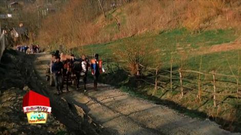 Fetele de la Cheeky Girls au avut parte de o experienţă unică: "Este prima dată când mergem la ţară"