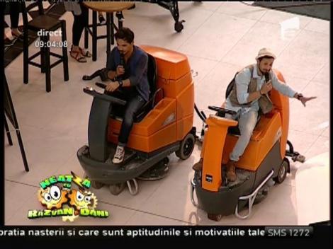 Răzvan şi Dani, cursă cu maşinile de curăţat din Mega Mall