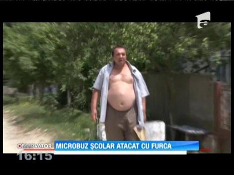 Microbuz școlar atacat cu furca