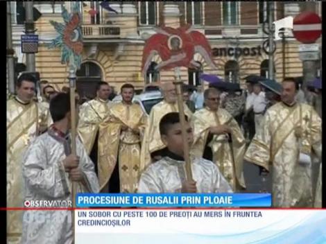 Procesiune de Rusaii prin ploaie
