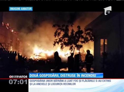 Două gospodării, distruse în incendiu