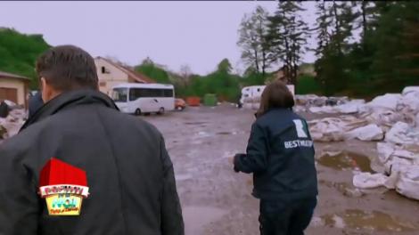 Evadare cu probleme! Au vrut să scape de groapa de gunoi şi erau la un pas să se răstoarne cu motostivuitorul