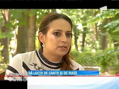 Dă lecţii de canto şi de viaţă