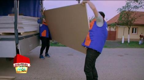 Aşa arată bucuria adevărată! Vasile şi mama lui, în lacrimi în momentul în care materialele de construcţie le-au ajuns acasă