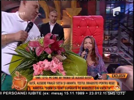 Narcisa, reacție violentă în momentul în care Guță îi oferă un buchet de flori!