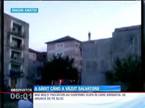 Imagini șocante! A sărit în cap de pe un bloc cu 2 etaje când a văzut salvatorii