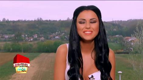 „Îmi place să călăresc!” Cruduța se suie pe cal și începe să cânte! Așa ceva...mai rar!