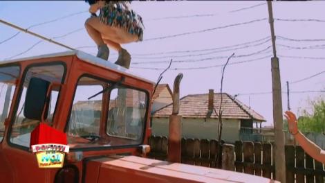 Cruduța s-a ÎMBĂTAT și a început să facă PROSTII! Toți și-au făcut cruce când au văzut-o cocoțată pe tractor!