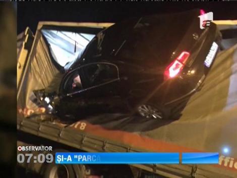 Un şofer şi-a "parcat" maşina în remorca unui TIR