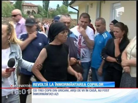 Revoltă la înmormântarea celor 3 copii arşi după ce mama i-a încuiat în casă