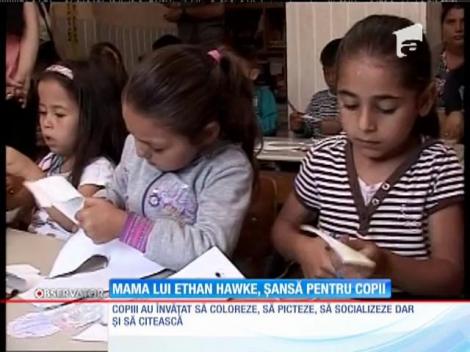 Mama lui Ethan Hawke, şansă pentru copii