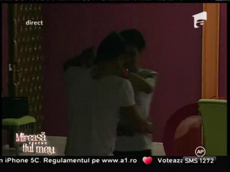 Distracţie pe cinste în casă! Cristi şi-a sărbătorit ziua de naştere!