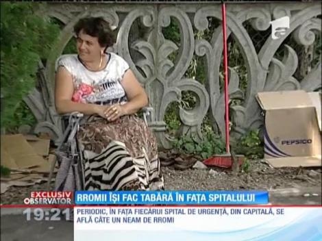 Rromii și-au făcut tabără în fața spitalului