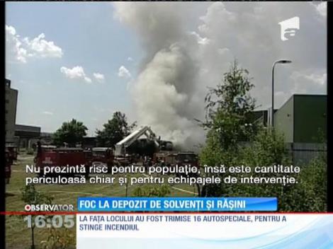 Incendiu de proporţii într-un depozit de diluant din București